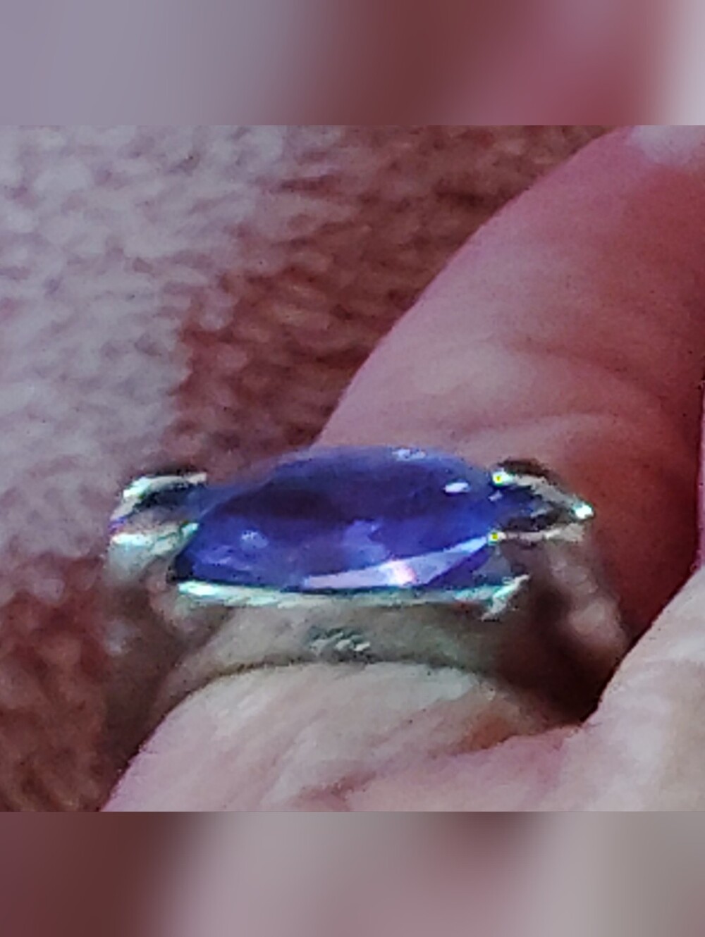 STERLING SILVER PURPLE AMETHYST GEMSTONE RING - CLASSIC OVAL AMETHYST. SIZE - 7
